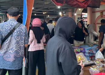 Suasana pembelian aneka kue di Cafesera, Jalan Panjaitan, Kamis (19/2/2026). Menjelang Ramadan, tempat ini dipadati warga karena lokasinya mudah dijangkau, pilihan kuenya beragam, dan harga yang ditawarkan tetap terjangkau sehingga menjadi langganan pembeli setiap tahun.