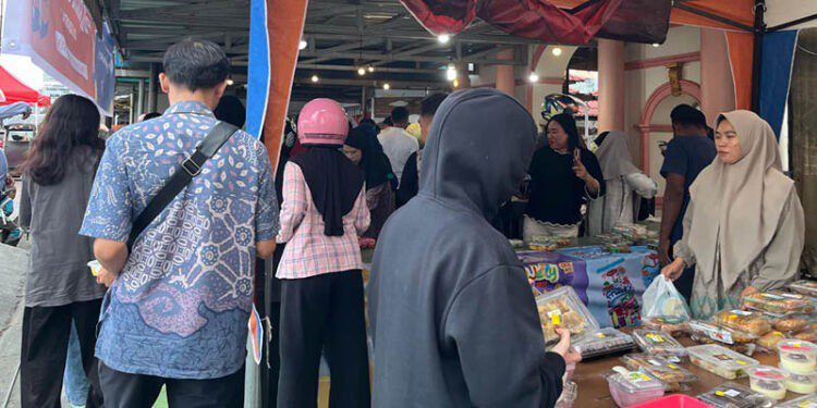 Suasana pembelian aneka kue di Cafesera, Jalan Panjaitan, Kamis (19/2/2026). Menjelang Ramadan, tempat ini dipadati warga karena lokasinya mudah dijangkau, pilihan kuenya beragam, dan harga yang ditawarkan tetap terjangkau sehingga menjadi langganan pembeli setiap tahun.