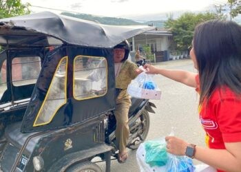 Karyawan Alfamart Gorontalo saat membagikan paket berbuka puasa dalam program Warteg Gratis Alfamart.