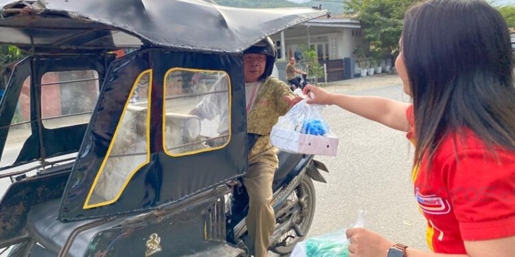 Karyawan Alfamart Gorontalo saat membagikan paket berbuka puasa dalam program Warteg Gratis Alfamart.