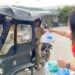 Karyawan Alfamart Gorontalo saat membagikan paket berbuka puasa dalam program Warteg Gratis Alfamart.