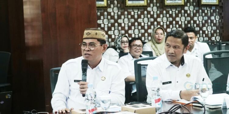 Sekretaris Daerah Bone Bolango, Iwan Mustapa saat menghadiri High Level Meeting TPID & TP2DD Provinsi Gorontalo yang mengusung tema "Akselerasi Program Elektronifikasi Transaksi Pemerintah Daerah dan Penguatan Sinergi Program Pengendalian inflasi untuk Mendukung Pertumbuhan Ekonomi Gorontalo yang inklusif & Berkelanjutan" di Ballroom Lantai IV Kantor Perwakilan Bank Indonesia Provinsi Gorontalo, Rabu (4/2/2026)