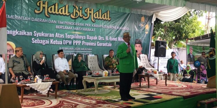 Bupati Bone Bolango, Ismet Mile, resmi menahkodai DPW Partai Persatuan Pembangunan (PPP) Provinsi Gorontalo. Kepastian itu disampaikannya saat menggelar halal bihalal Pemerintah Daerah bersama TP-PKK yang dihadiri ribuan masyarakat dan dirangkaikan dengan syukuran di kediaman pribadinya, Minggu (8/2/2026). (Foto Indra/Gopos)