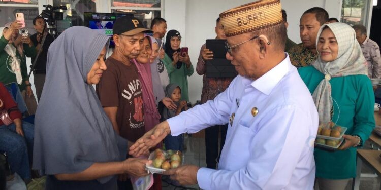 Bupati Bone Bolango, Ismet Mile saat menghadiri Gerakan Pangan Murah yang digelar di BPU Kabila, Jumat (13/2/2026)