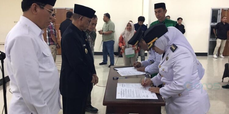 Bupati Bone Bolango Ismet Mile kembali melakukan penyegaran birokrasi dengan melantik dan mengambil sumpah dua pejabat administrator yakni Camat Tilongkabila Fekty Ika Dewi Wartabone dan Camat Pinogu Ramdan Mile di Ruang Lupa Lelah Kantor Bupati, Jumat (13/2/2026). (Foto Indra/Gopos)