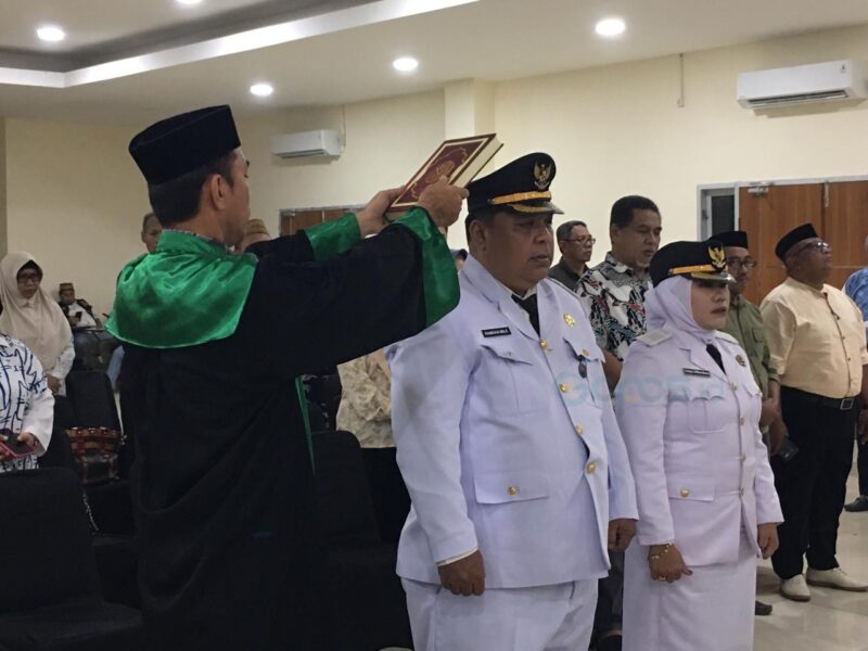 Bupati Bone Bolango Ismet Mile kembali melakukan penyegaran birokrasi dengan melantik dan mengambil sumpah dua pejabat administrator yakni Camat Tilongkabila Fekty Ika Dewi Wartabone dan Camat Pinogu Ramdan Mile di Ruang Lupa Lelah Kantor Bupati, Jumat (13/2/2026). (Foto Indra/Gopos)