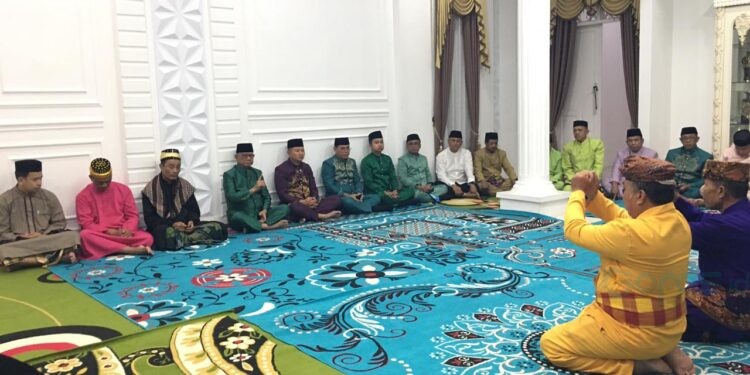 Jelang bulan suci Ramadan, nuansa religius dan adat kental terasa di Rumah Dinas Bandayo Bupati Bone Bolango, Selasa (17/2/2026). Bupati Bone Bolango Ismet Mile bersama Sekretaris Daerah Iwan Mustapa dan jajaran Forkopimda menghadiri prosesi adat tonggeyamo, tradisi turun-temurun masyarakat Gorontalo sebagai penanda memasuki masa penantian 1 Ramadan. (Foto Indra/Gopos)