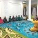 Jelang bulan suci Ramadan, nuansa religius dan adat kental terasa di Rumah Dinas Bandayo Bupati Bone Bolango, Selasa (17/2/2026). Bupati Bone Bolango Ismet Mile bersama Sekretaris Daerah Iwan Mustapa dan jajaran Forkopimda menghadiri prosesi adat tonggeyamo, tradisi turun-temurun masyarakat Gorontalo sebagai penanda memasuki masa penantian 1 Ramadan. (Foto Indra/Gopos)