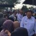 Gubernur Gusnar Ismail didampingi Bupati Ismet Mile saat meninjau pelaksanaan pasar murah bersubsidi di halaman RSUD Toto Kabila, Rabu (18/2/2026). (Foto Indra/Gopos)
