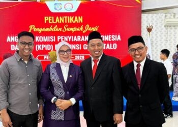 Femmy Udoki (Mantan Pemred Gorontalo Post) ketika berpose dengan Hasanauddin Djadin (kedua dari kanan) Jitro Paputangan (Kanan) dan Andi Arifuddin (Kiri) di sela-sela pelantikan Anggota KPID Provinsi Gorontalo.