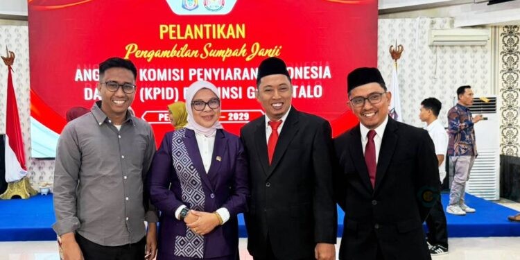 Femmy Udoki (Mantan Pemred Gorontalo Post) ketika berpose dengan Hasanauddin Djadin (kedua dari kanan) Jitro Paputangan (Kanan) dan Andi Arifuddin (Kiri) di sela-sela pelantikan Anggota KPID Provinsi Gorontalo.
