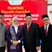 Femmy Udoki (Mantan Pemred Gorontalo Post) ketika berpose dengan Hasanauddin Djadin (kedua dari kanan) Jitro Paputangan (Kanan) dan Andi Arifuddin (Kiri) di sela-sela pelantikan Anggota KPID Provinsi Gorontalo.