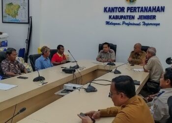 Warga Perumahan Villa Indah Tegal Besar dan Satgas Infrastruktur,  BPN Jember saat mencari solusi banjir.