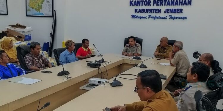 Warga Perumahan Villa Indah Tegal Besar dan Satgas Infrastruktur,  BPN Jember saat mencari solusi banjir.