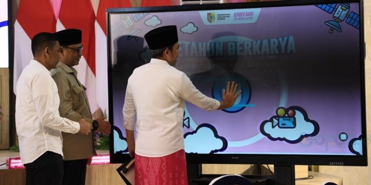 Bupati Jember  Muhammad Fawait saat membuka acara refleksi satu tahun kepemimpinan yang bertajuk “Setahun Berkarya, Maju Bersama Rakyat”