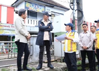 Menteri PU Dody Hanggodo berama Bupati Jember Gus Fawait saat meninjau infrastruktur.
