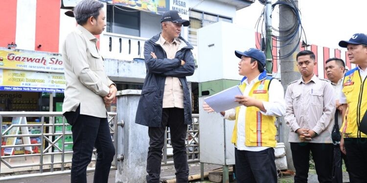 Menteri PU Dody Hanggodo berama Bupati Jember Gus Fawait saat meninjau infrastruktur.