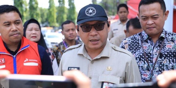 Pj. Sekda kabupaten Jember Akhmad Helmi Lukman saat meninjau sejumlah SPBU di Jember