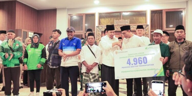 Bupati Jember Muhammad Fawait saat Simbolis Beri Jaminan Sosial BPJS bagi Ribuan Driver Ojol Jember