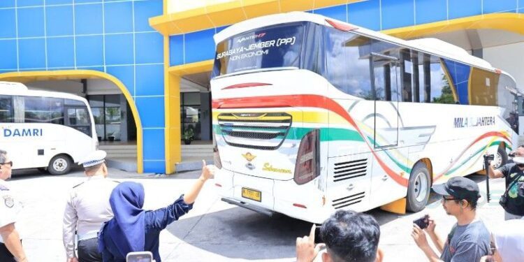 Kadishub Jember Gatot Triyono saat mengecek Keamanan bus di Terminal Tawangaalun