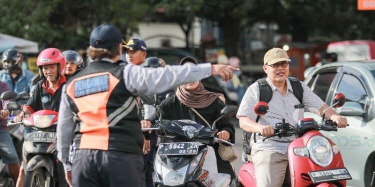 Dishub Jember menerapkan rekayasa lalu lintas SSA di kawasan kampus, Jumat (13/3/2026)