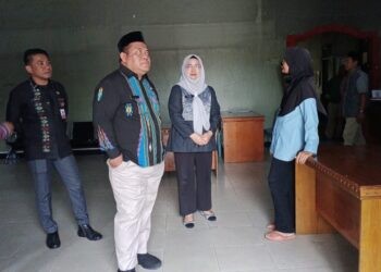 Sekretaris Daerah Kabupaten Gorontalo, Sugondo Makmur saat melakikan Inspeksi Dadakan (Sidak) Pegawai. (Foto: Istimewa)