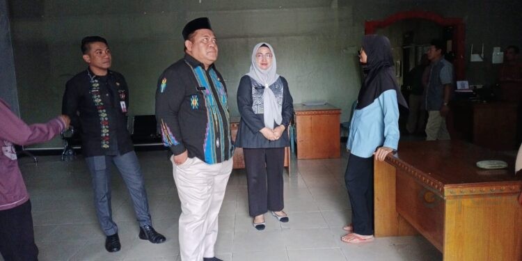 Sekretaris Daerah Kabupaten Gorontalo, Sugondo Makmur saat melakikan Inspeksi Dadakan (Sidak) Pegawai. (Foto: Istimewa)