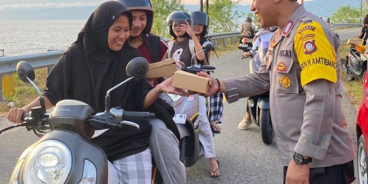 Bhabinkamtibmas dan Karang Taruna Desa Bintalahe Bagikan Takjil ke Warga