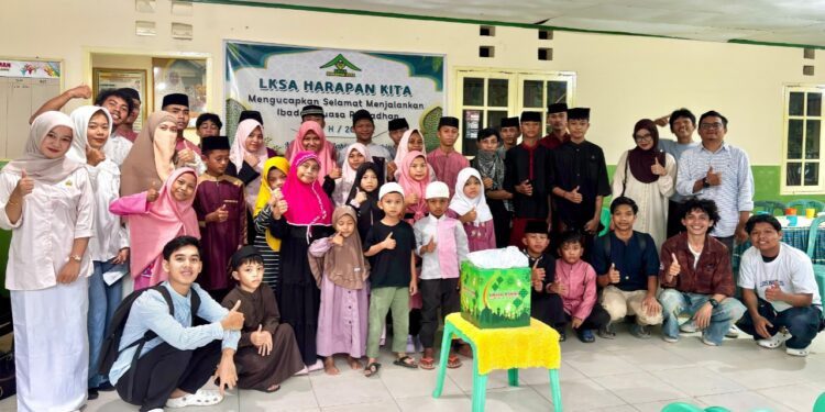 Komunitas literasi Sampul Belakang menyalurkan bantuan buku anak kepada anak-anak di Lembaga Kesejahteraan Sosial Anak Harapan Kita