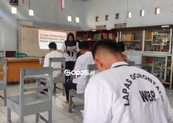 enam warga binaan Lapas Kelas II A Gorontalo menunjukkan semangat juang yang tinggi dengan mengikuti ujian Paket C (setara SMA) pada Senin, 30-3-2026. 