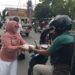 Ketua DWP Bone Bolango, dr.Nurliana Ibrahim saat membagikan takjil kepada masyarakat, Sabtu (!4/3/2026). (Foto Indra/Gopos)