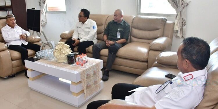 Bupati didampingi Sekda Pohuwato menerima kunjungan Deputi Kepala BI dan Kepala perum Bulog, di Kantor Bupati Pohuwato, Rabu (21/01/2026) (Prokopim Pohuwato)