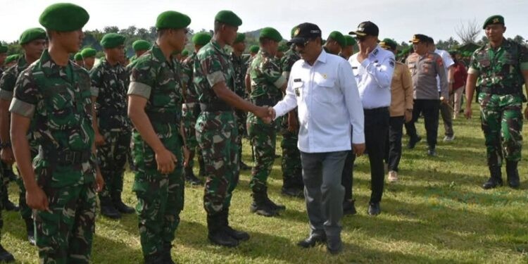 Bupati Boalemo, Rum Pagau, memimpin apel penerimaan personel Batalyon Infanteri TP 915/Bituo, Rabu (11/03/2026) (Prokopim Boalemo)