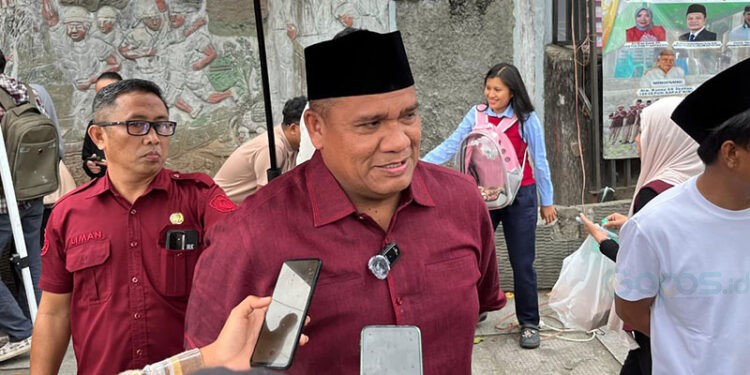 Rektor UNG, Prof. Dr. Eduart Wolok, hadir dalam kegiatan beli takjil bersama, Rabu (11/3/2026)