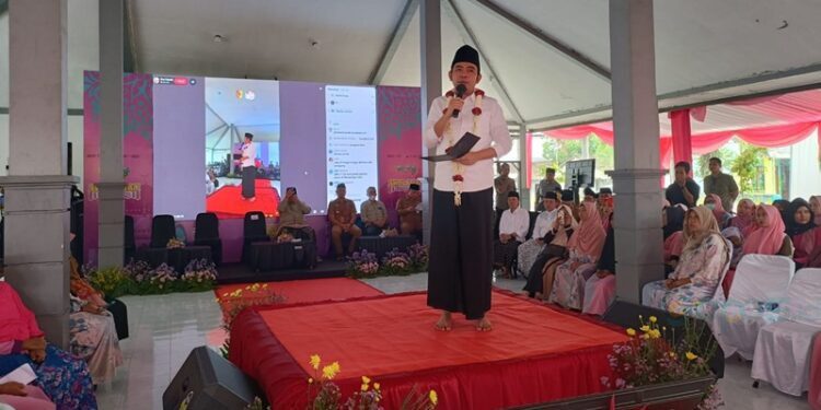 Bupati Jember Muhammad fawait saat menyampaikan beasiswa di hadapan kader posyandu