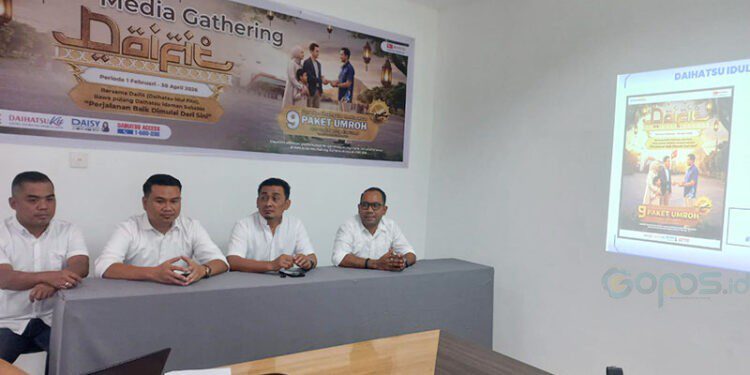 Kepala Cabang PT Astra International Tbk-Daihatsu Gorontalo, Lesly Allen Siahaya (kanan) bersama pimpinan Astra Daihatsu Gorontalo memberikan penjelasan kepada media program Daifit 2026, Rabu (11/3/2026)