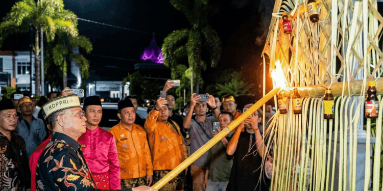 Bupati Ismet Mile saat menyalakan lampu botol pada perayaan Tumbilotohe di Kabupaten Bone Bolango, Senin (16/3/2026) malam. (Foto Indra/Gopos)