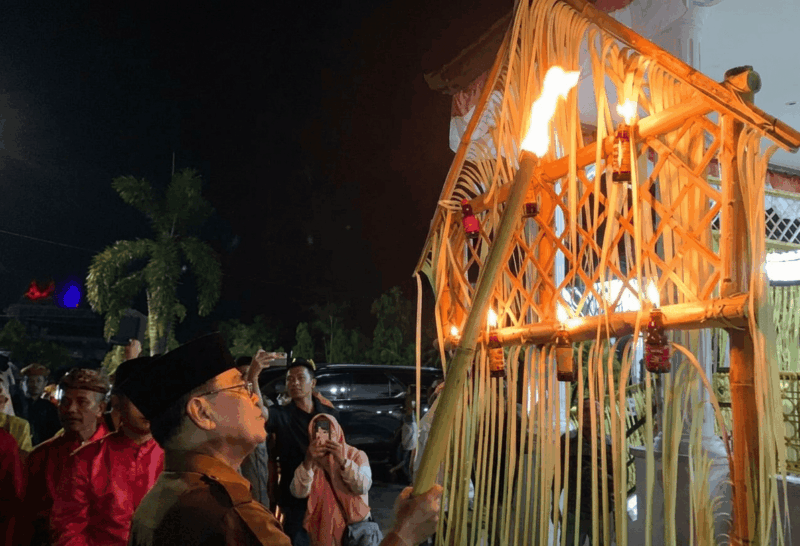 Sekda Iwan Mustapa saat menyalakan lampu botol pada perayaan Tumbilotohe di Kabupaten Bone Bolango, Senin (16/3/2026) malam. (Foto Indra/Gopos)