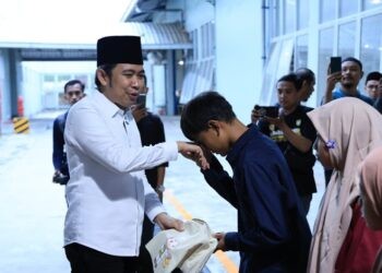 Bupati Jember saat menyapa masyarakat sekitar di lingkungan PT Nankai