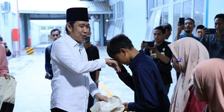 Bupati Jember saat menyapa masyarakat sekitar di lingkungan PT Nankai