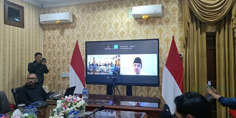 Bupati Jember saat menyampaikan stok BBM di kabupaten Jember amaan melalui aplikasi zoom meeting