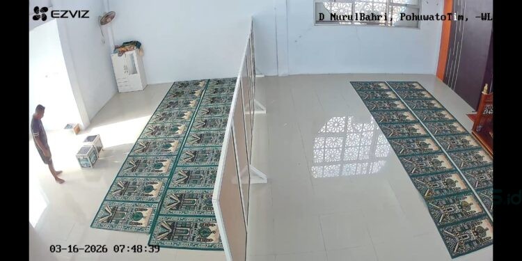 Pelaku pencurian di masjid Nurul Bahri terekam CCTV, (istimewa)