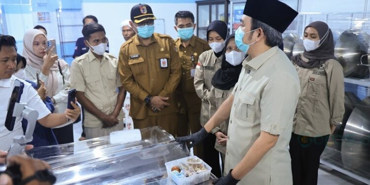 Bupati Jember Muhammad fawait saat meninjau SPPG di Balung