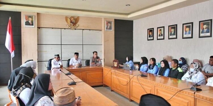 Bupati Boalemo, Rum Pagau, didampingi Wakil Bupati, Lahmuddin Hambali, mengevaluasi dapur MBG (Prokopim Boalemo)