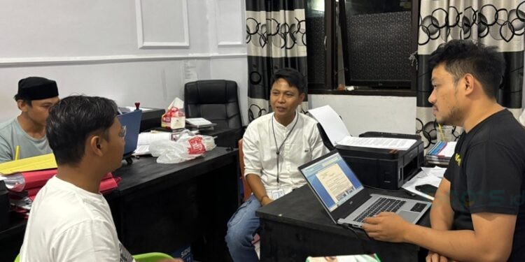 Terduga pelaku pencurian material mengandung emas di PGM didampingi kuasa hukum saat di periksa penyidik, (Istimewa)
