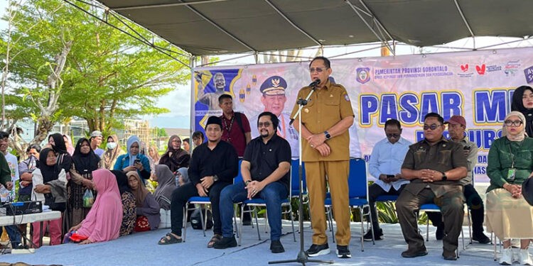 Gubernur Gorontalo, Dr. Ir. H. Gusnar Ismail, M.M. membuka Pasar Murah Bersubsidi di Heledulaa Utara, Kota Gorontalo, Selasa (10/3/2026), dalam rangka stabilisasi harga dan pengendalian inflasi menjelang HBKN 1447 H.