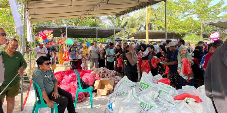 Antusias Warga dalam Berbelanja di Pasar Murah Bersubsidi, pada 10 Maret 2026