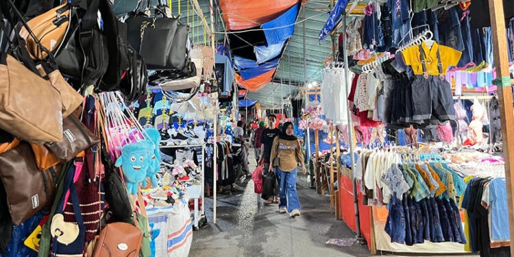 Aktivitas warga di lokasi Pasar Senggol untuk mencari berbagai kebutuhan menjelang Hari Raya Idulfitri,