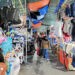 Aktivitas warga di lokasi Pasar Senggol untuk mencari berbagai kebutuhan menjelang Hari Raya Idulfitri,