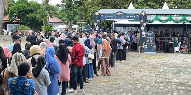 Menjelang perayaan Idulfitri 1447 Hijriah, ratusan warga Gorontalo tampak memadati Lapangan Taruna Remaja Kota Gorontalo untuk mengikuti program penukaran uang rupiah yang diselenggarakan oleh Bank Indonesia (BI) Gorontalo